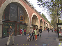 Пешеходы вдоль аркады Миромениль