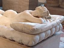 Мраморный "Спящий Гермафродит" скульптора Лоренцо Бернини