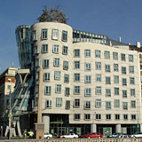 Одно из самых оригинальных зданий в Праге - "Танцующий дом" /103 Kb/