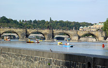 Карлов мост, лодки, катамараны, р.Влтава, Прага /206Kb/